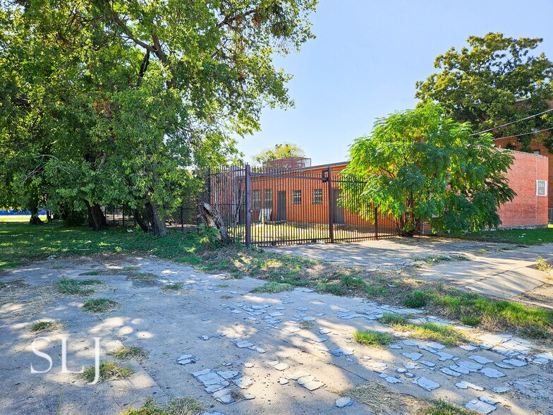 More Photos Of 2017 S Ervay St, Dallas Restaurant For Lease