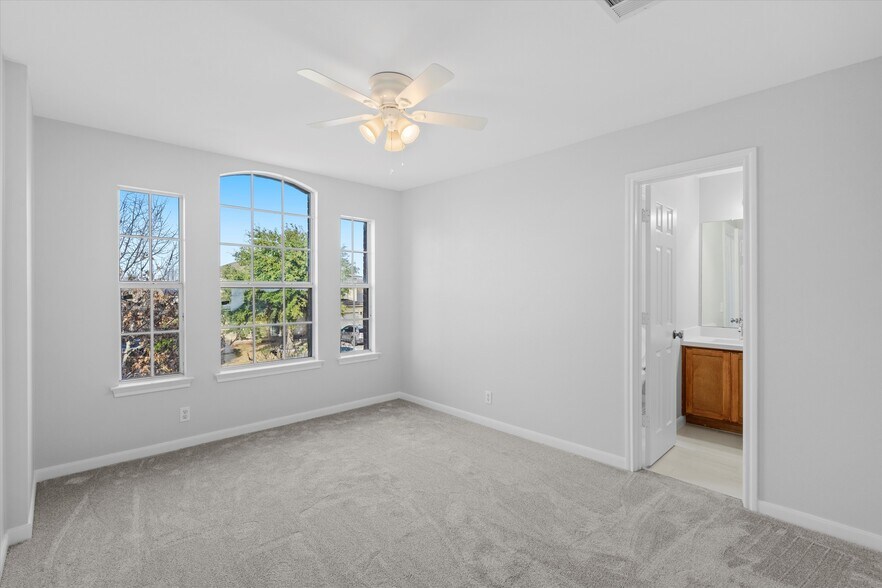 More Photos Of 113 Holmstrom St, Hutto Specialty For Sale