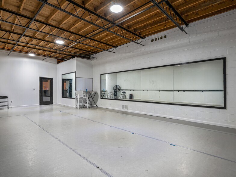 More Photos Of 105 W Henderson St, Marion General Retail For Sale