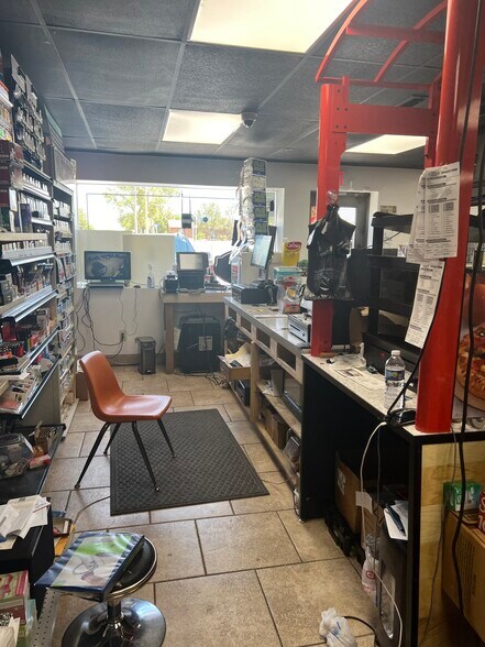 More Photos Of 600 E Main St, Geronimo Convenience Store For Sale