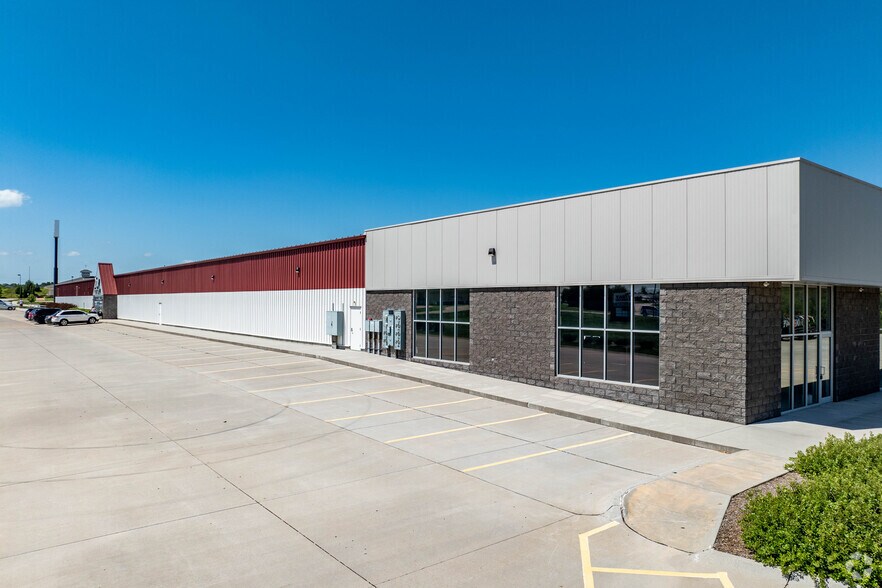More Photos Of 2240 Fletcher Ave, Lincoln Showroom For Lease