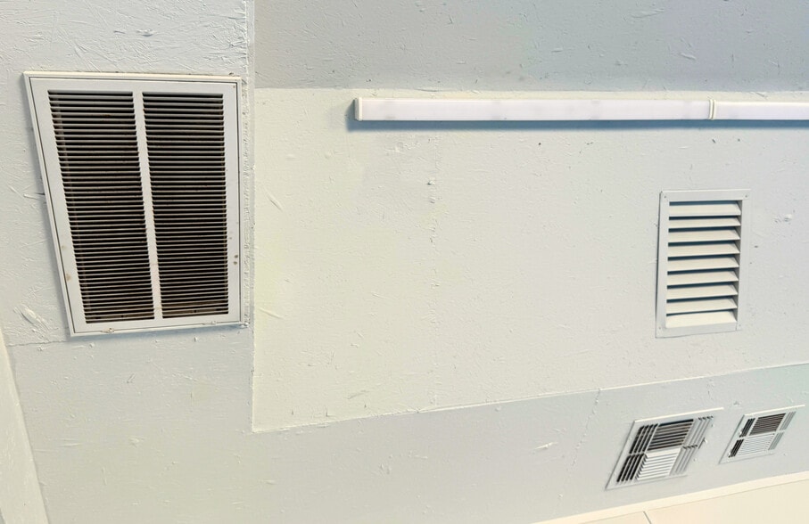 More Photos Of 3851 Harrington st, Oak Park Light Distribution For Sale