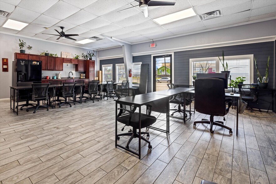More Photos Of 902 51st St, Galveston Light Manufacturing For Sale