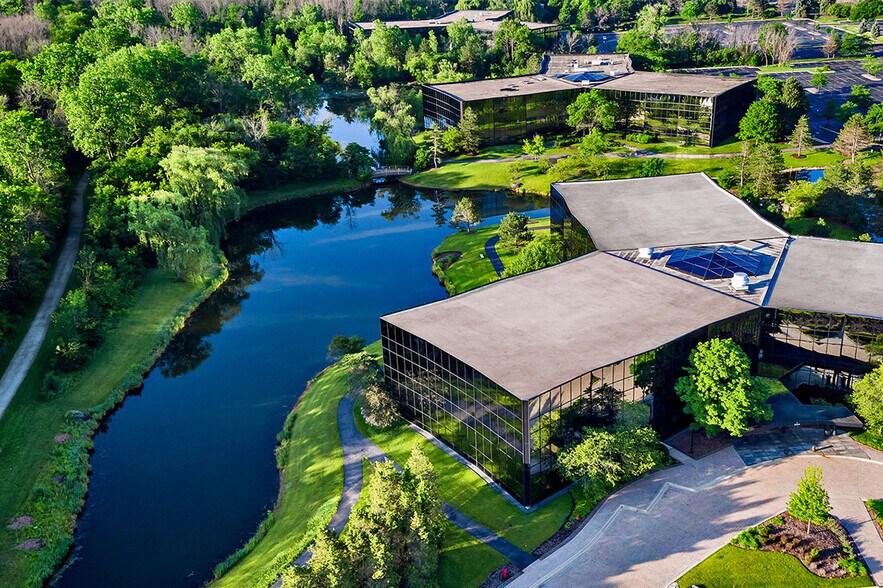 More Photos Of 2333 Waukegan Rd, Bannockburn Office For Lease