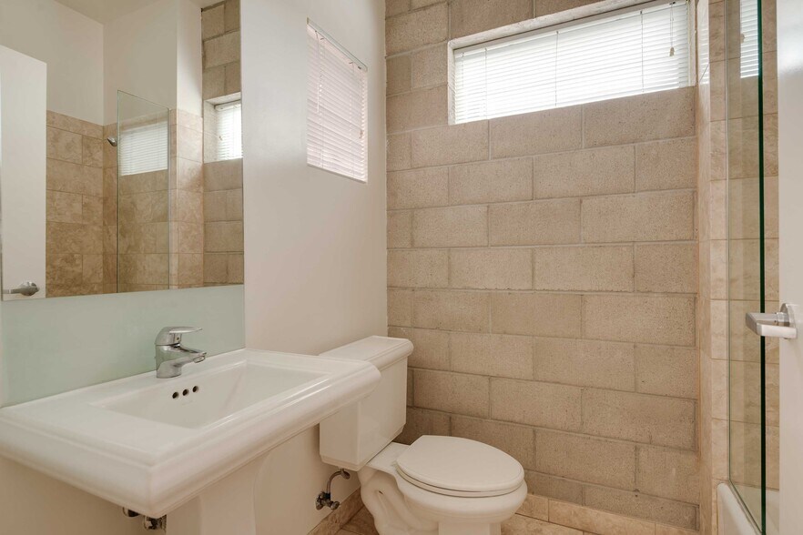 More Photos Of 717-743 N Highland Ave, Los Angeles Flex For Sale