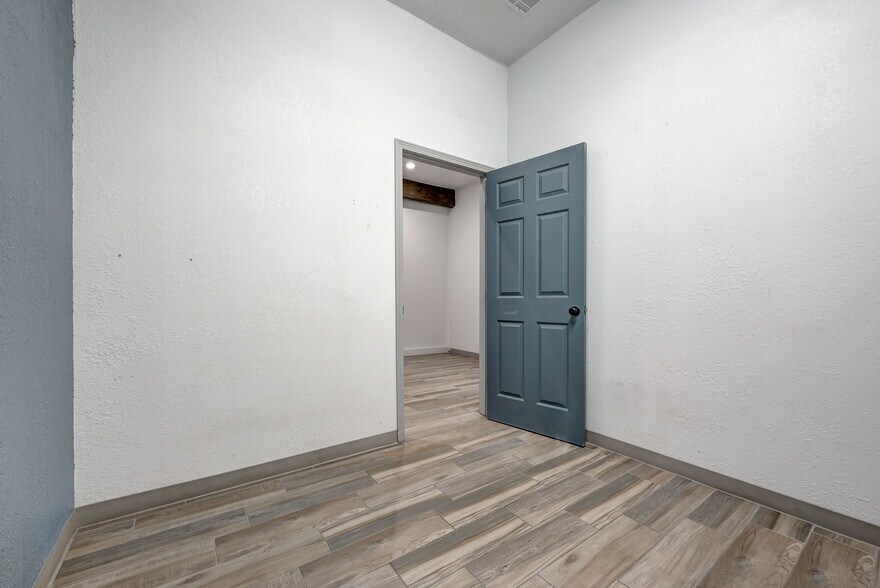 More Photos Of 7917 N May Ave, Oklahoma City Freestanding For Sale
