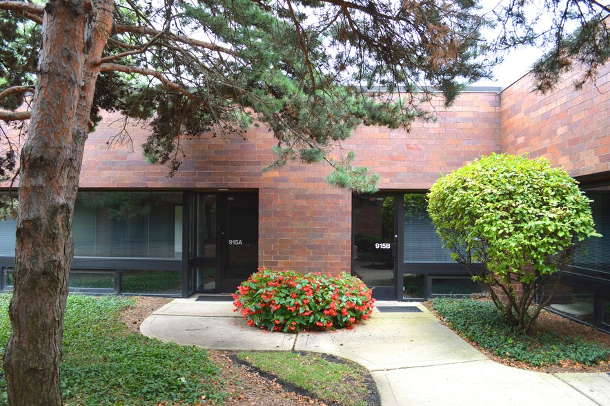 Primary Photo Of 915 N Plum Grove Rd, Schaumburg Office For Lease