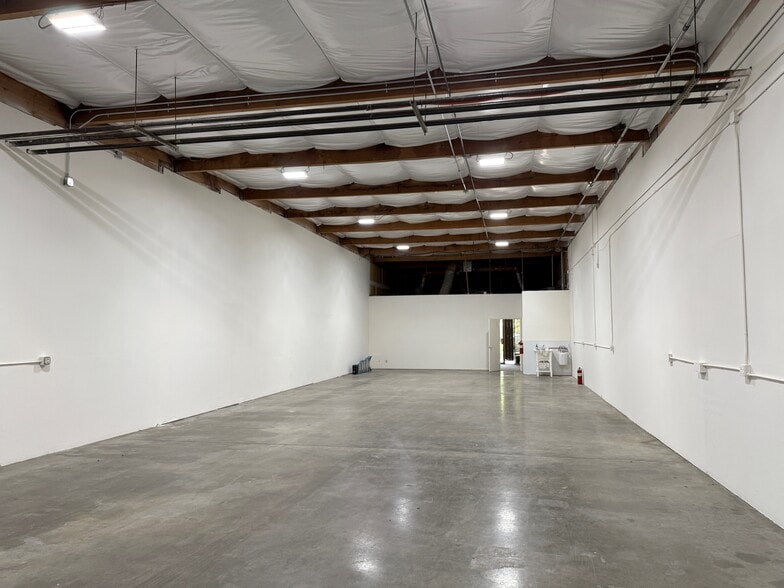 More Photos Of 3060-3098 Kenneth St, Santa Clara Manufacturing For Lease