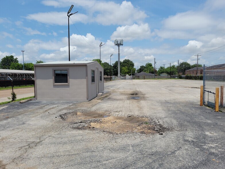 More Photos Of 7783 Airport Blvd, Houston General Retail For Lease