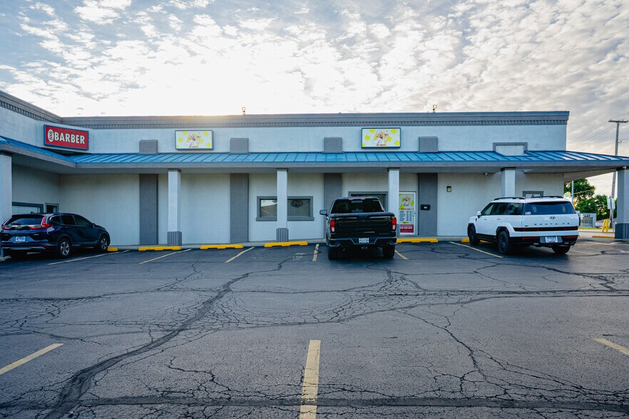 More Photos Of 800 Theodore, Crest Hill Convenience Store For Sale