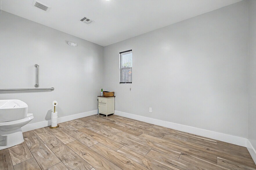 More Photos Of 6470 W Desert Inn Rd, Las Vegas Medical For Sale