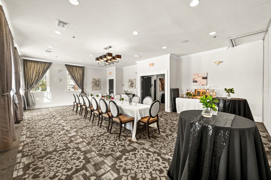 More Photos Of 655 2nd Ave S, Saint Petersburg Restaurant For Sale