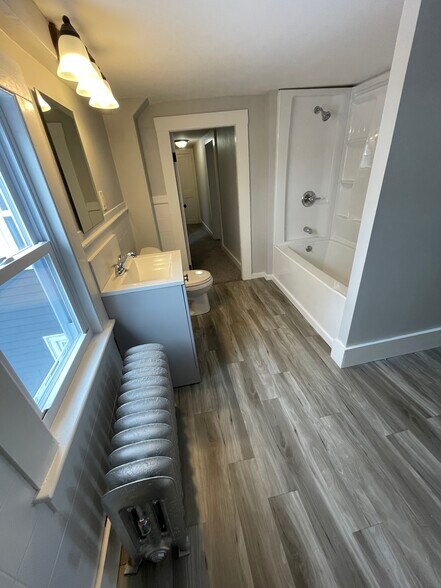 More Photos Of 3 Portsmouth Ave, Exeter General Retail For Lease