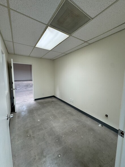 More Photos Of 440 E Walnut Ave, Fullerton Warehouse For Lease