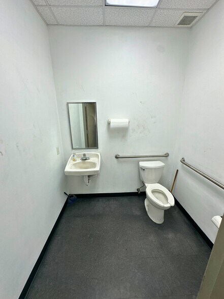 More Photos Of 2930 Maine Ave, Lakeland Distribution For Lease