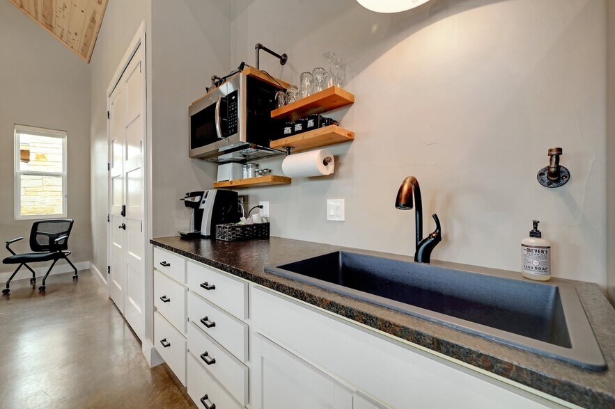 More Photos Of 7400 McGregor Ln, Dripping Springs Hotel For Sale