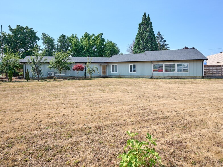 More Photos Of 1480 NE Laurel Ave, Woodburn Office For Sale