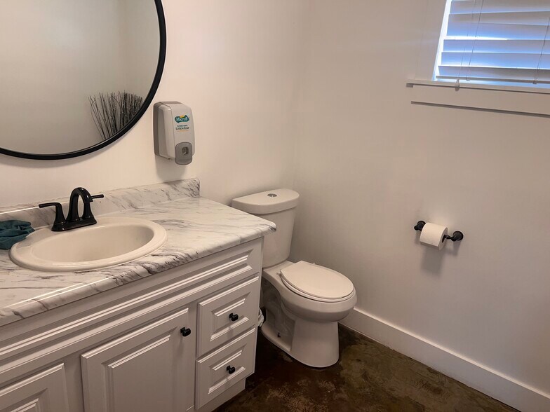 More Photos Of 2751 S 1000 W, Syracuse Showroom For Sale