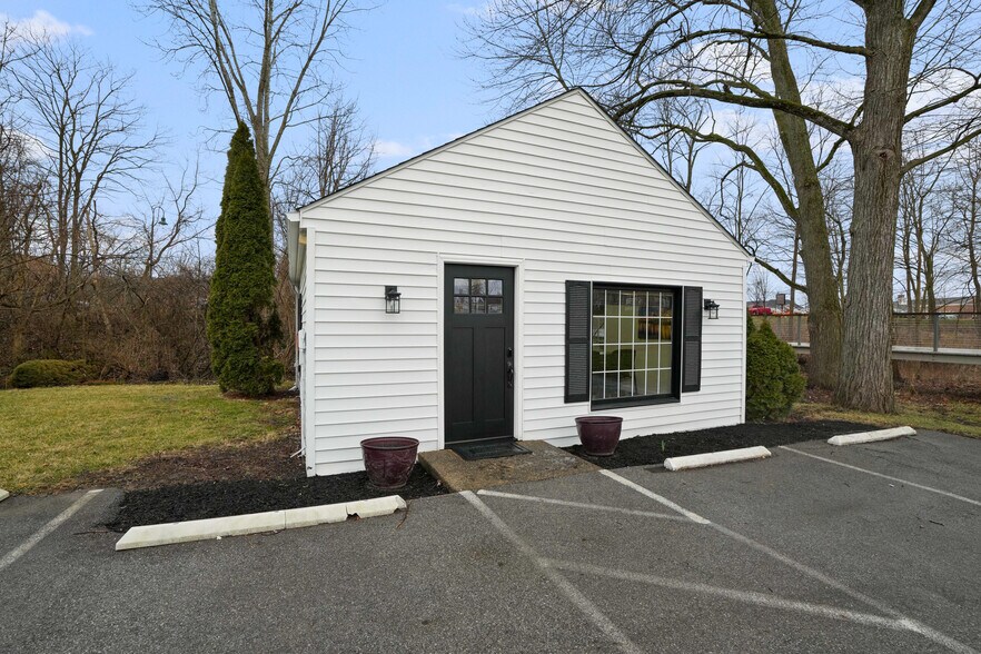 Primary Photo Of 153 E Dublin Granville Rd, New Albany Medical For Lease