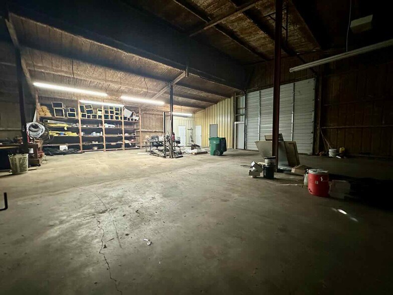 More Photos Of 8351 Bryant Dr, Silsbee Warehouse For Sale