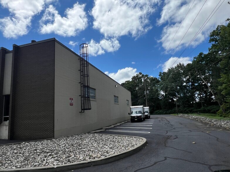 More Photos Of 4 North St, Waldwick Flex For Sale