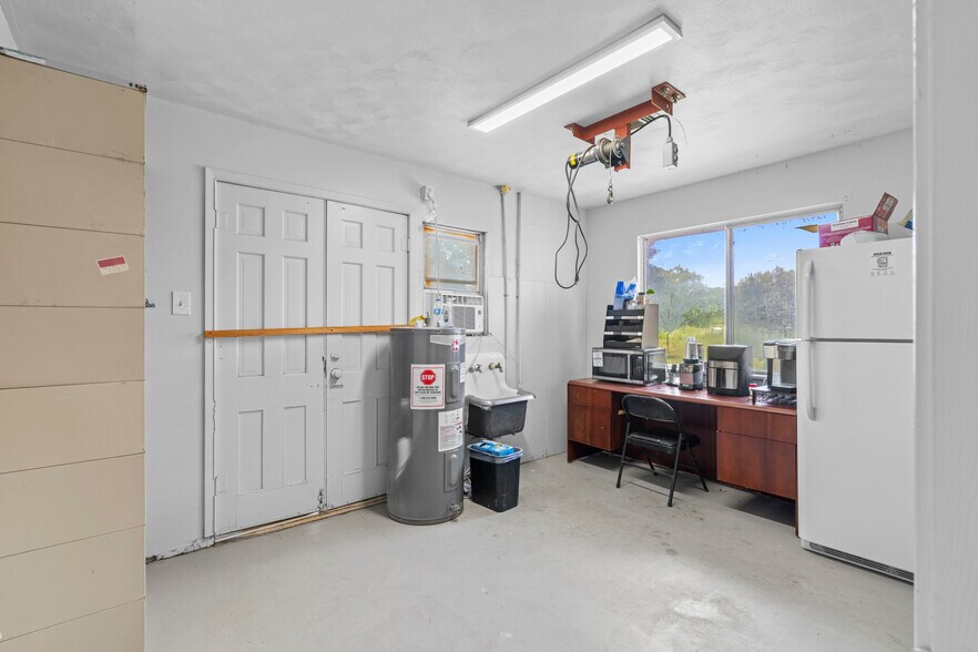 More Photos Of 9772 FM 1696 Rd, Bedias Storefront For Sale