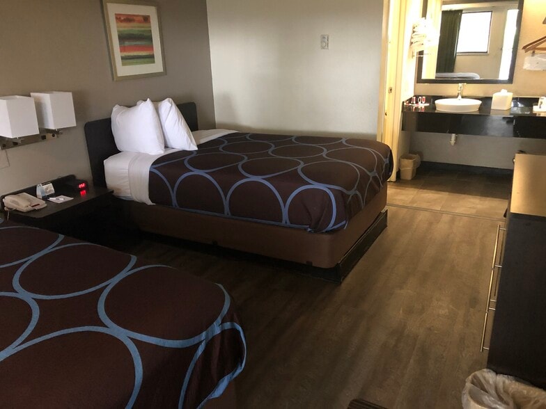 More Photos Of 2471 Old National Pky, College Park Hotel For Sale