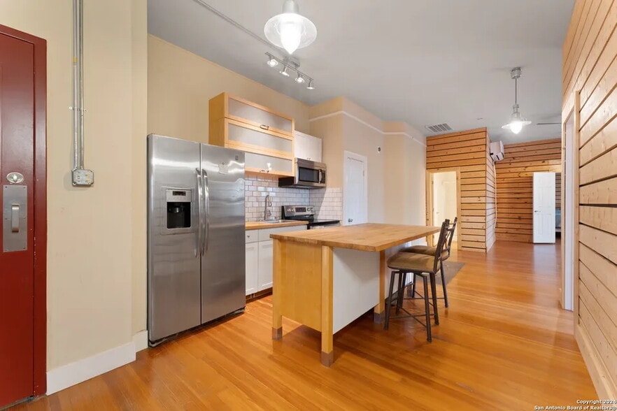 More Photos Of 2323 Buena Vista St, San Antonio Freestanding For Sale