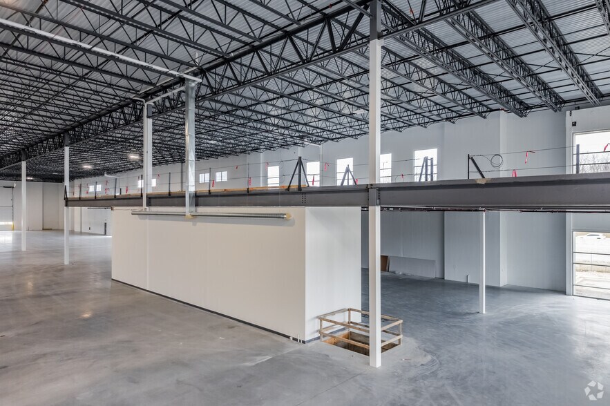 More Photos Of 9141 S 13th St, Oak Creek Warehouse For Lease