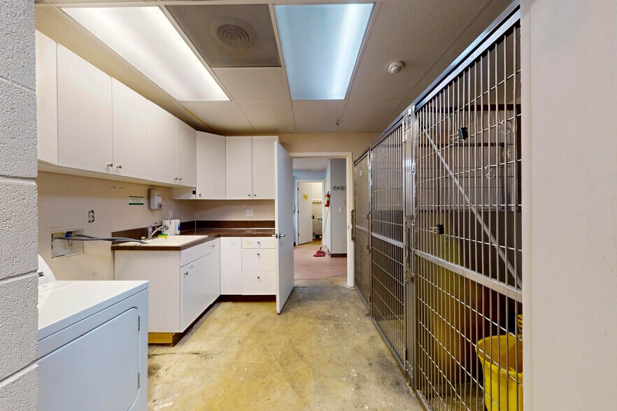 More Photos Of 7447 Martin Way E, Lacey Veterinarian Kennel For Sale