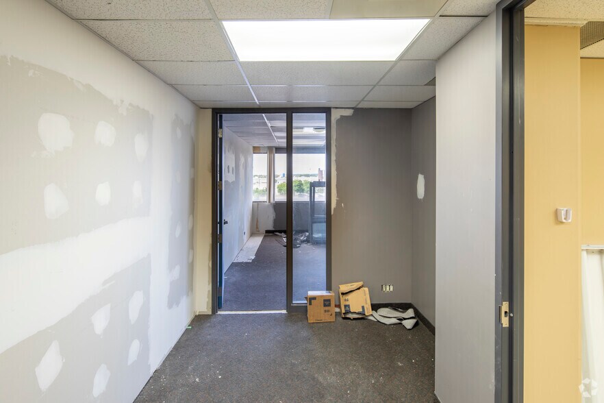 More Photos Of 700 Dorval Dr, Oakville Unknown For Lease