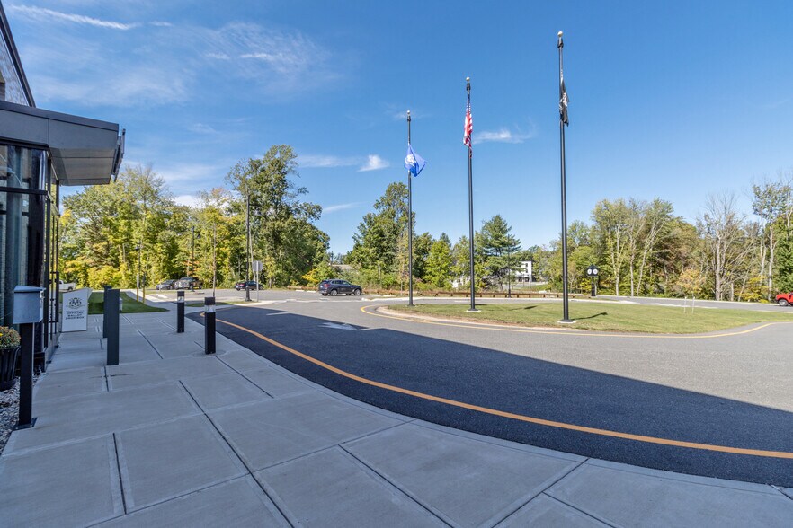 More Photos Of 11 Edgewater Cir, East Hampton Office For Lease