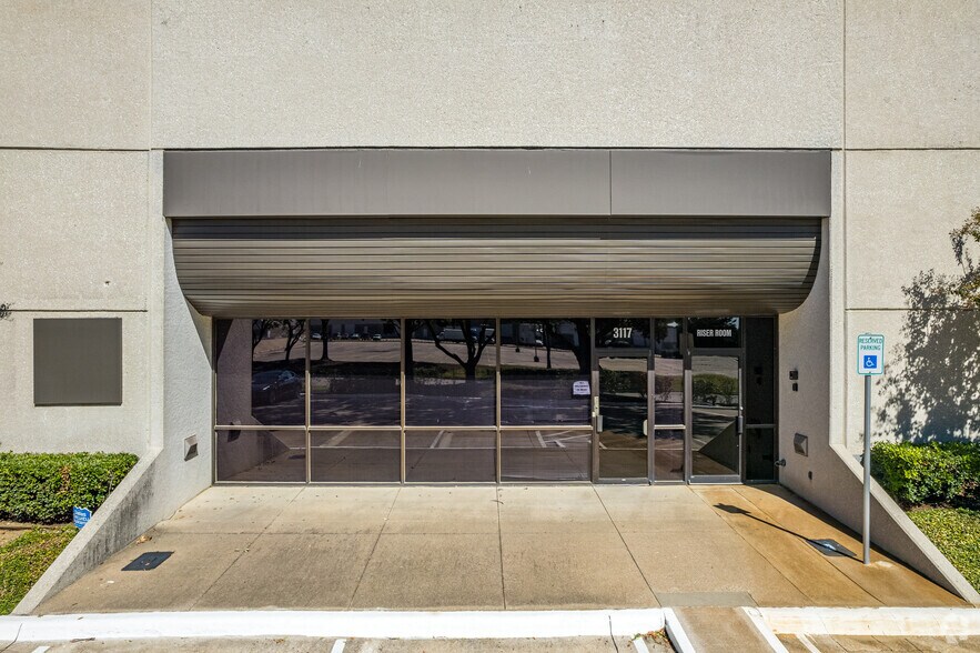 More Photos Of 3101-3117 N Skyway Cir, Irving Distribution For Lease