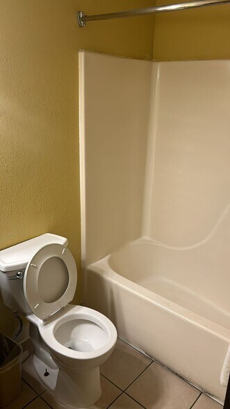 More Photos Of 11 Des Moines Ave, South Hutchinson Hotel For Sale
