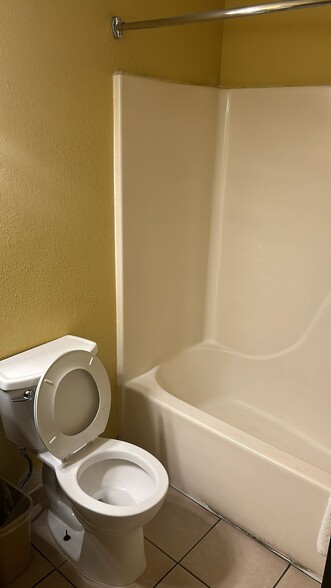 More Photos Of 11 Des Moines Ave, South Hutchinson Hotel For Sale