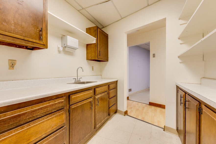 More Photos Of 6300 Forward Ave, Pittsburgh Storefront Retail Residential For Lease