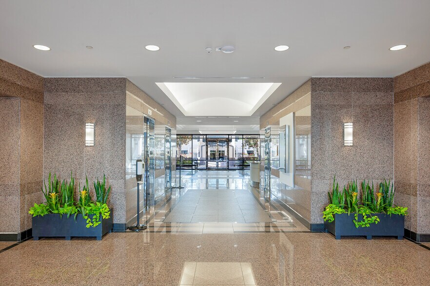 More Photos Of 12802 Tampa Oaks Blvd, Tampa Office For Lease