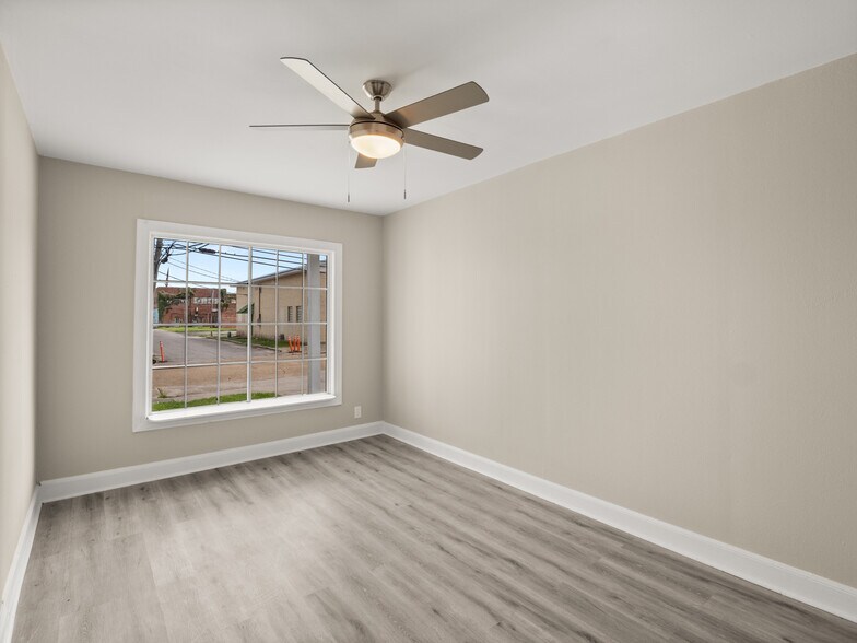 More Photos Of 101 W Center St, DeQuincy Office For Lease