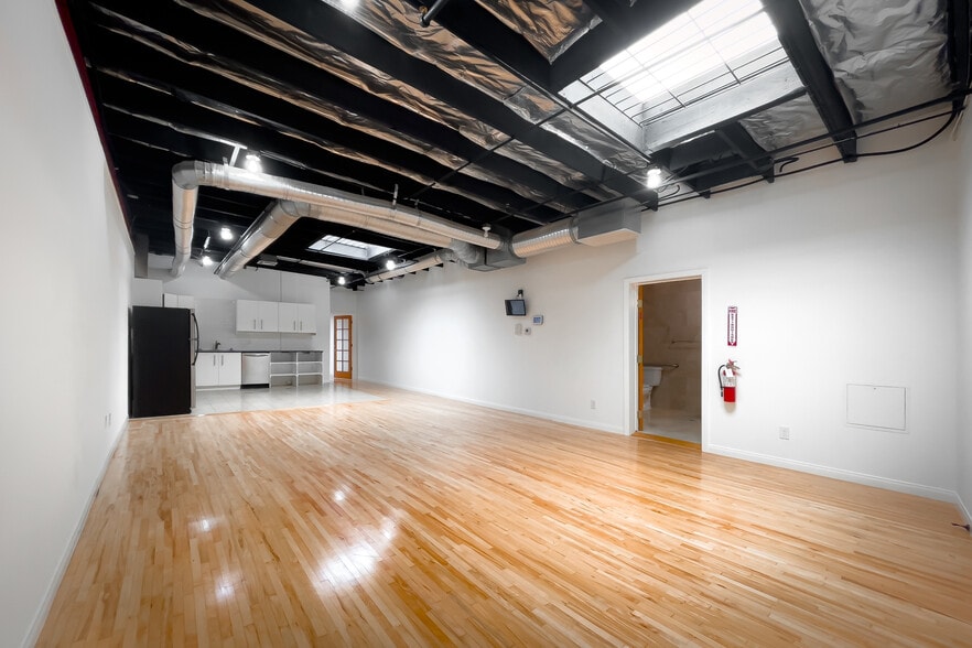 More Photos Of 5401 W Alvern Cir, Los Angeles Office Residential For Lease