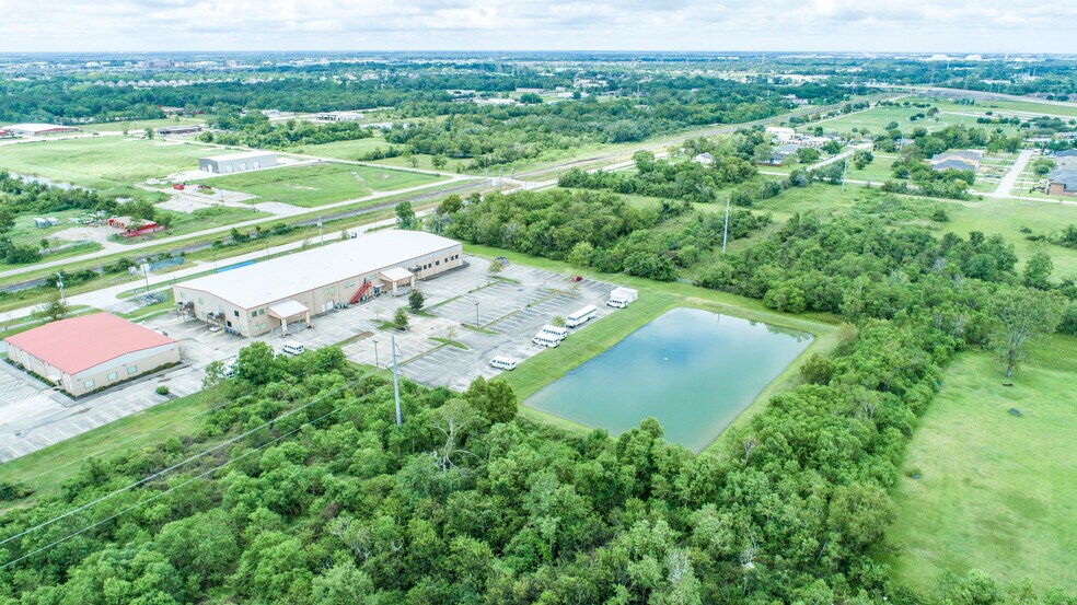 More Photos Of 2705 Dickinson Ave, League City Warehouse For Lease