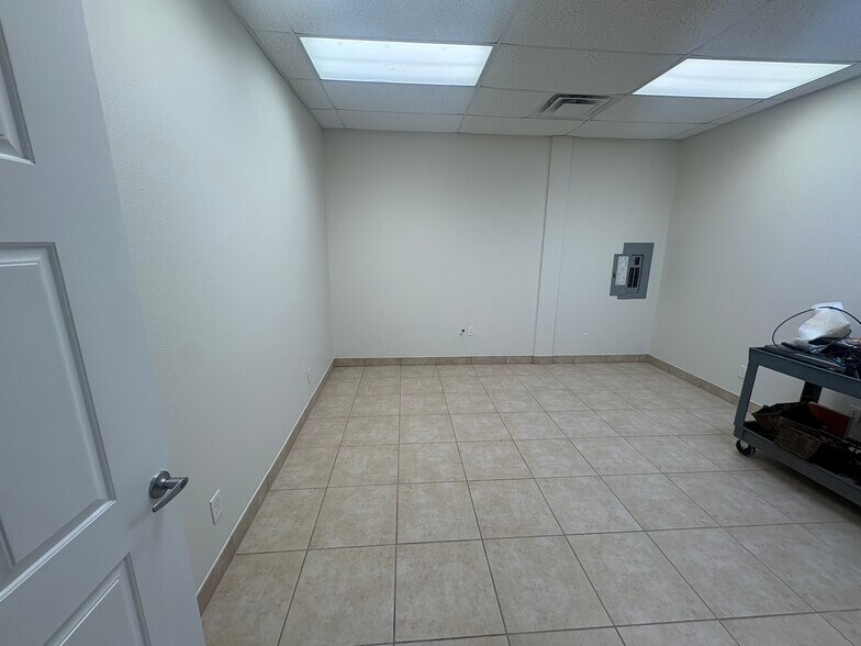 More Photos Of 10450 Cossey Rd, Houston Industrial For Sale