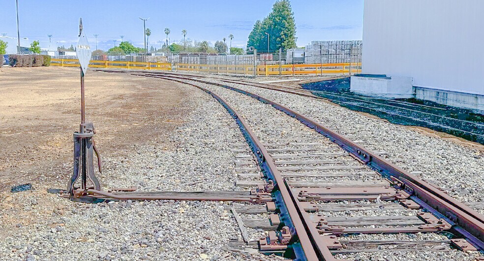 More Photos Of 2325 S Cedar Ave, Fresno Warehouse For Lease