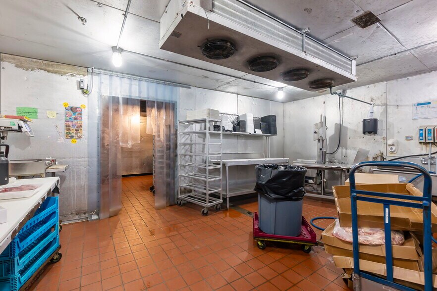 More Photos Of 121 S Sprigg St, Cape Girardeau Supermarket For Sale