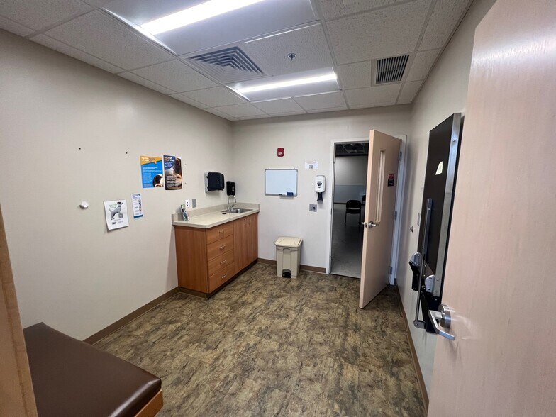 More Photos Of 825 E White Spruce Blvd, Henrietta Veterinarian Kennel For Lease