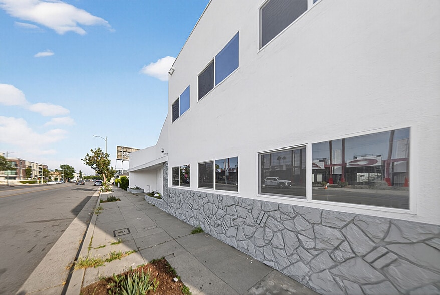 More Photos Of 10520 Magnolia Blvd, North Hollywood Office For Sale