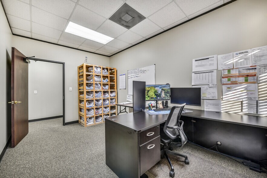 More Photos Of 2401 Parkwood Ave, Friendswood Office For Sale