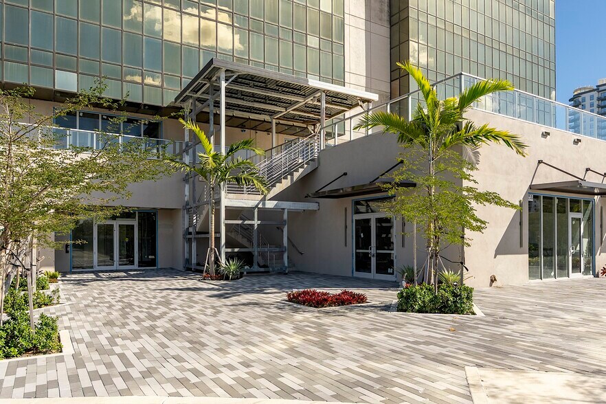 More Photos Of 1909 Tyler St, Hollywood Office For Lease