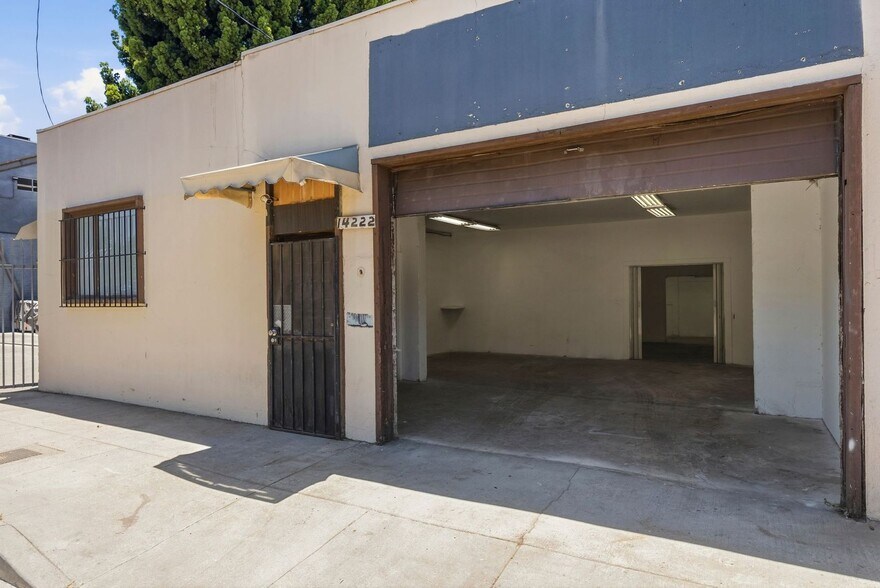 More Photos Of 14222-14226 Aetna St, Van Nuys Warehouse For Lease