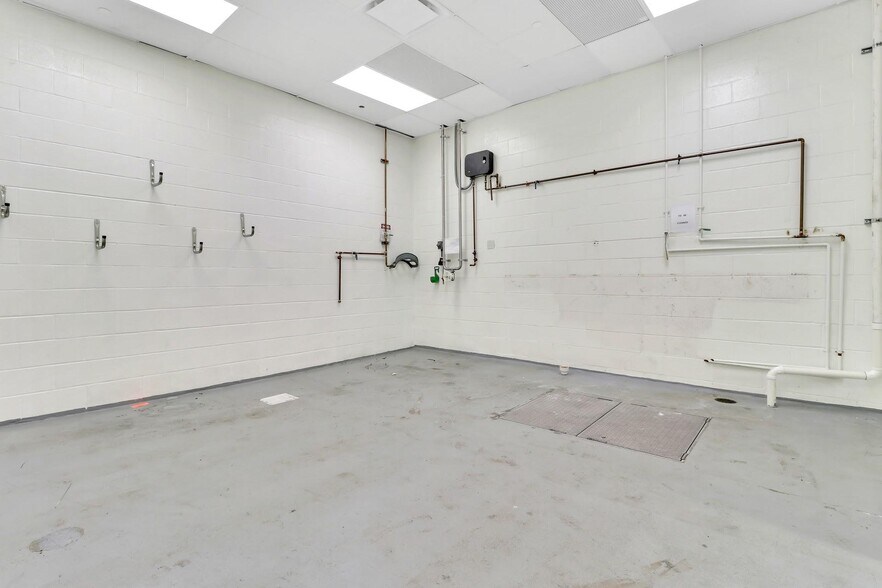 More Photos Of 40 Commercial Ave, Middletown Warehouse For Lease