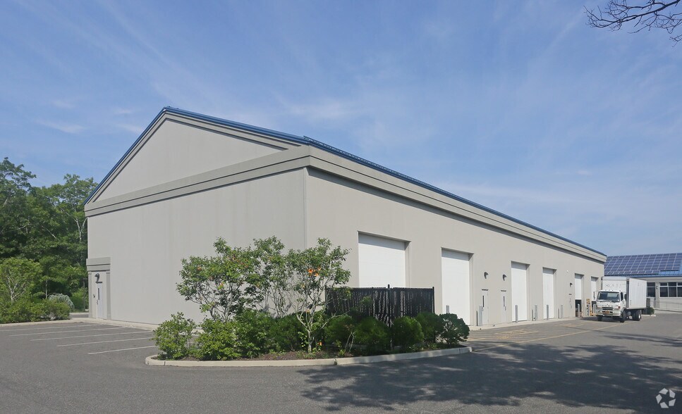 More Photos Of 286 W Montauk Hwy, Hampton Bays Warehouse For Lease
